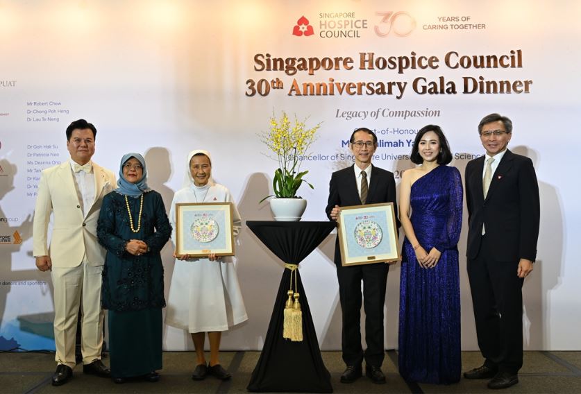 Prof Pang Weng Sun receiving his award